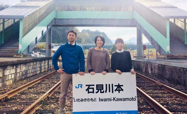 川本町の仲間と(写真左の男性も県大OB)